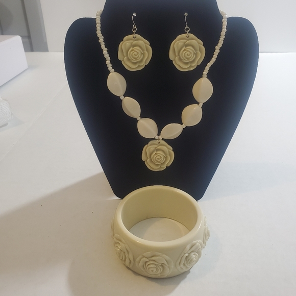 APOSTROPHE NECKLACE,EARRINGS,& BRACELET SET - Picture 4 of 12